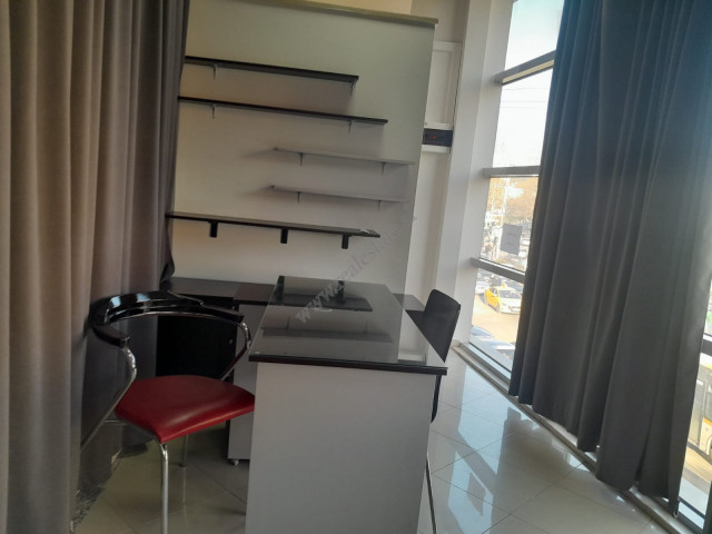 
Ambient zyre me qira tek Sheshi Karl Topia, prane&nbsp;Ring Center ne Tirane.
Pozicionohet ne kat